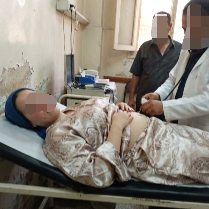 قصص دياثة دخلت علي مراتي والدكتور بيكشف عليها لقيت زبرو فايت في كسها
